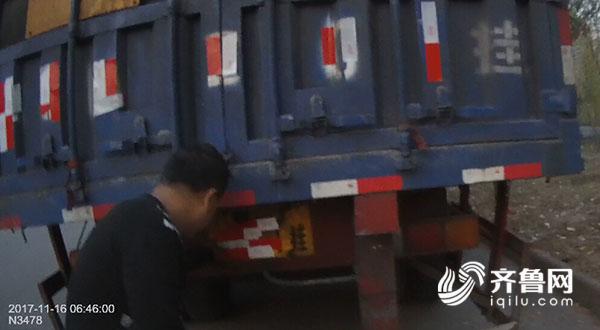 套用假号牌还用遮光条覆盖！德州一货车司机被抓现行