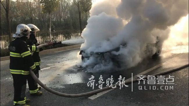 济南路旁一辆SUV突然起火 车头火苗窜起近一米高