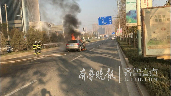 济南路旁一辆SUV突然起火 车头火苗窜起近一米高