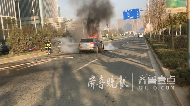 济南路旁一辆SUV突然起火 车头火苗窜起近一米高