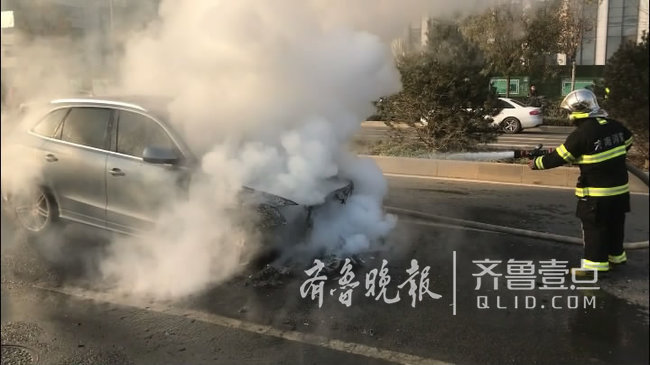济南路旁一辆SUV突然起火 车头火苗窜起近一米高