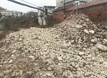 啄木鸟在行动：山大兴隆山校区对面建筑垃圾呈裸露状态