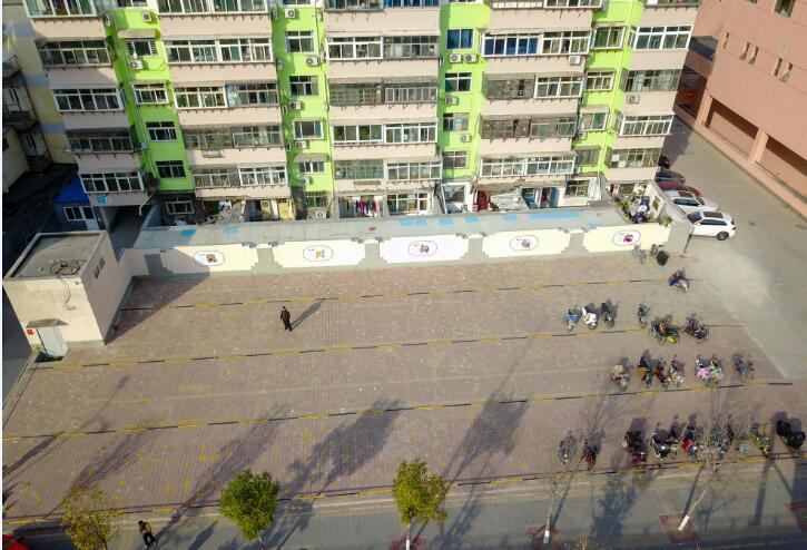 大型广告牌拆除后变身停车场 免费向济南市民开放