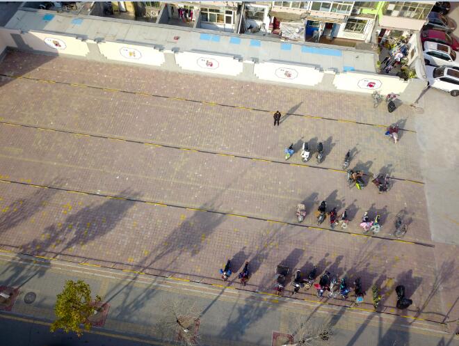 大型广告牌拆除后变身停车场 免费向济南市民开放