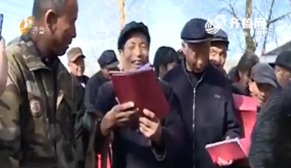 强势围观！淄博这个村现场发钱40万 村民排队领钱