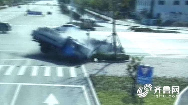 惊险!拉砖三轮车与小轿车相撞 空心砖撒了一地