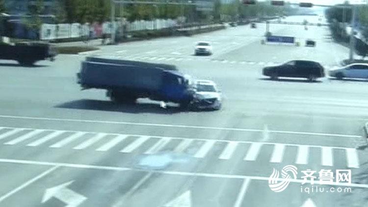 惊险!拉砖三轮车与小轿车相撞 空心砖撒了一地