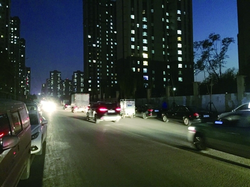 ���ϰ˽���·��ͣ���������� δ������·������и�˭�ܣ�