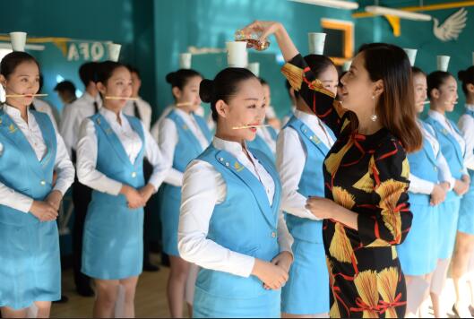 济南:“00后”女生备战艺考 咬筷子顶水杯练微笑