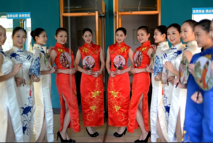 济南:“00后”女生备战艺考 咬筷子顶水杯练微笑