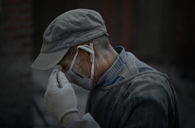 济南:小作坊粉尘滚滚 工人变成白头翁