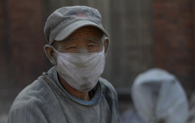 济南:小作坊粉尘滚滚 工人变成“白头翁”