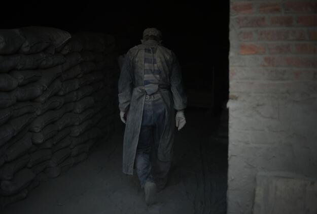 济南:小作坊粉尘滚滚 工人变成“白头翁”