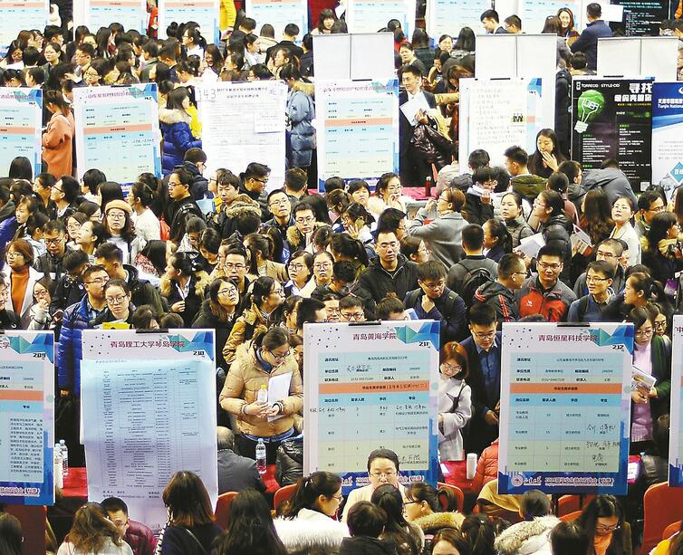 山东大学举办秋季双选会 医院展位被“挤爆”