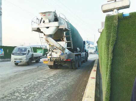 刚出校门几百米祖孙俩遭大卡车碾轧 事发坝王路路窄车多