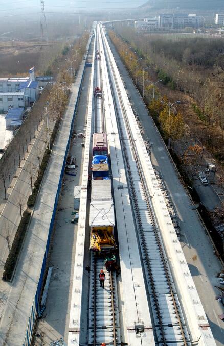 济南轨交R1铁轨盖棉被保暖 小火车开始试跑