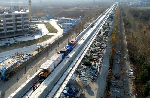 济南轨交R1铁轨盖棉被保暖 小火车开始试跑