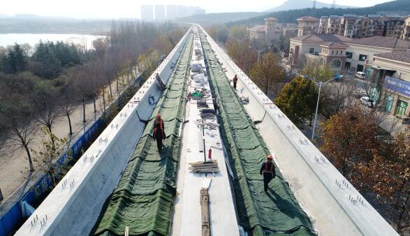 济南轨交R1铁轨盖棉被保暖 小火车开始试跑