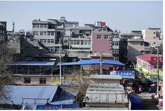 两千人村子蜗居三万租客 济南城中村违建或将被禁租