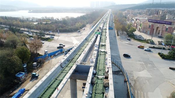 济南:R1铁轨盖棉被保暖 小火车开始试跑