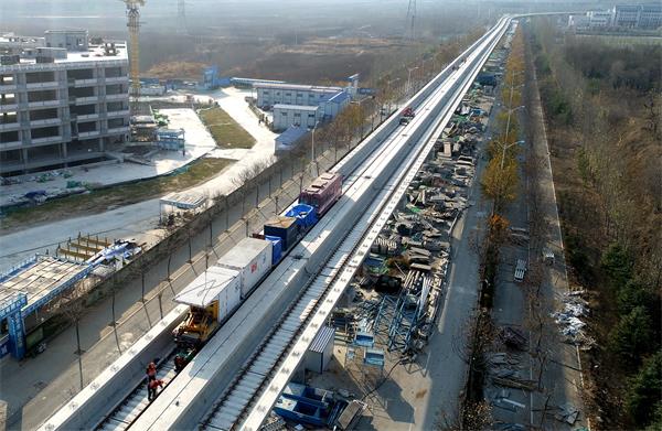 济南:R1铁轨盖棉被保暖 小火车开始试跑