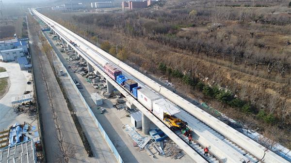 济南:R1铁轨盖棉被保暖 小火车开始试跑