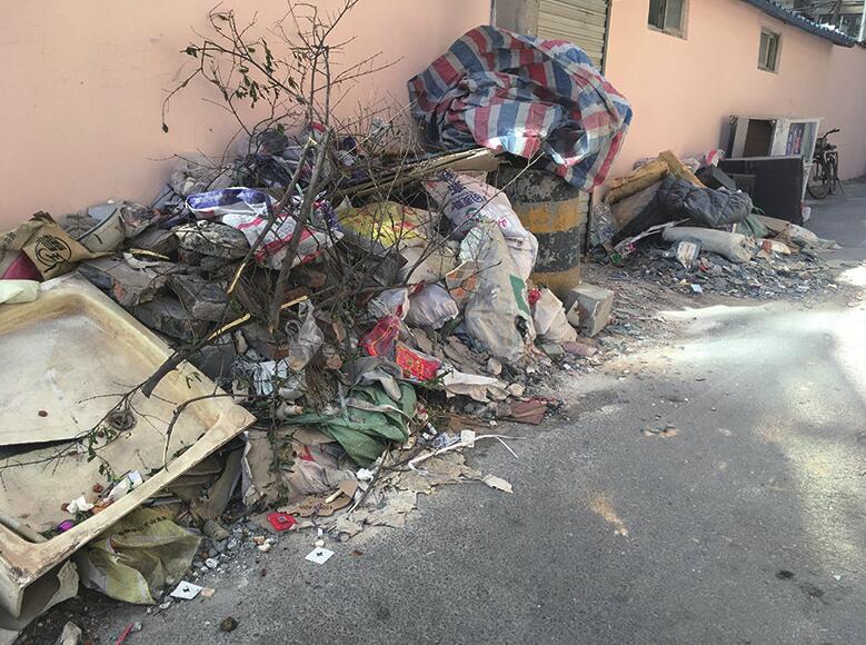 济南棋盘小区内大量装修垃圾裸露 影响居民出行