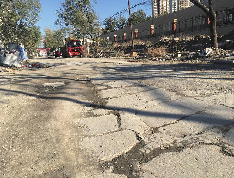 济南工业北路147号附近道路破损 几无平整之处