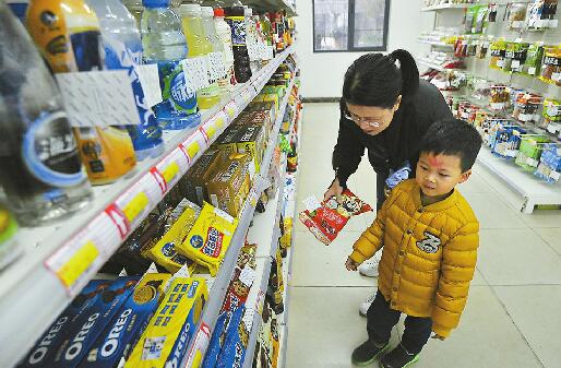 济南:报业文苑无人店试营业首日 老人玩转黑科技