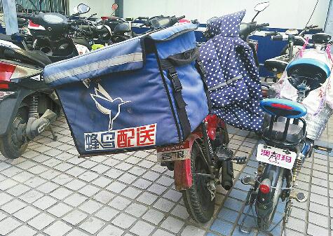 摩托车被水溅湿讨说法起争执 外卖小哥砸伤女环卫管理员 