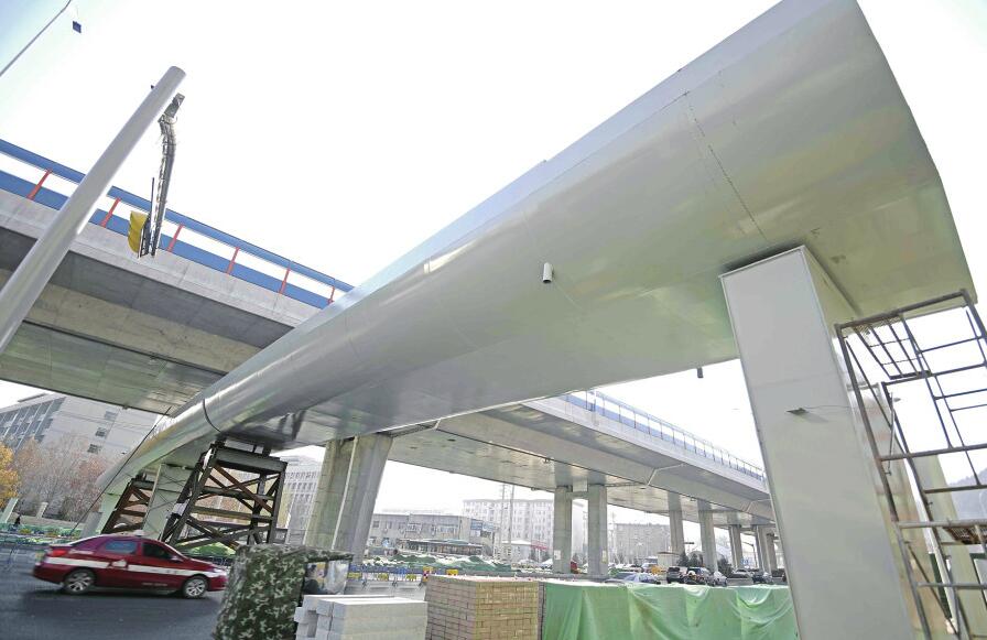 济南二环东路新建过街天桥 位于山东财经大学西门南侧