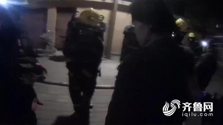 潍坊一小区失火住户被困 辅警冲进着火房间救人