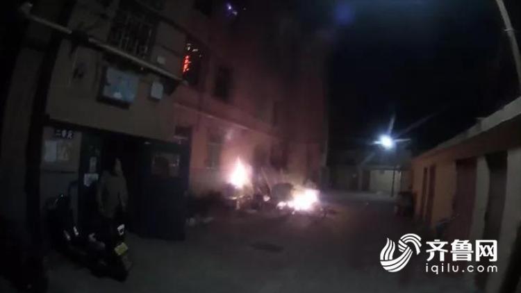 潍坊一小区失火住户被困 辅警冲进着火房间救人