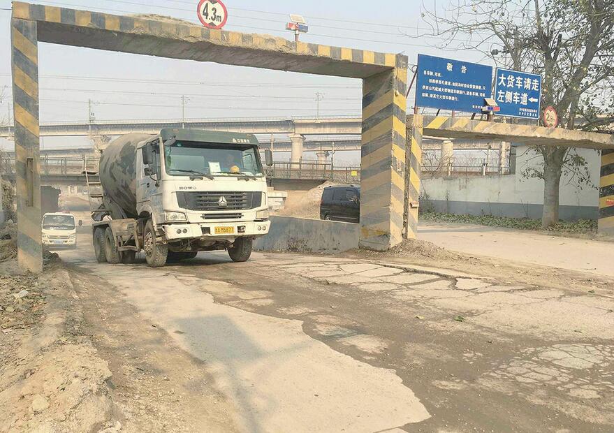 济南党杨路南段铁路桥附近道路坑洼不平 积尘严重