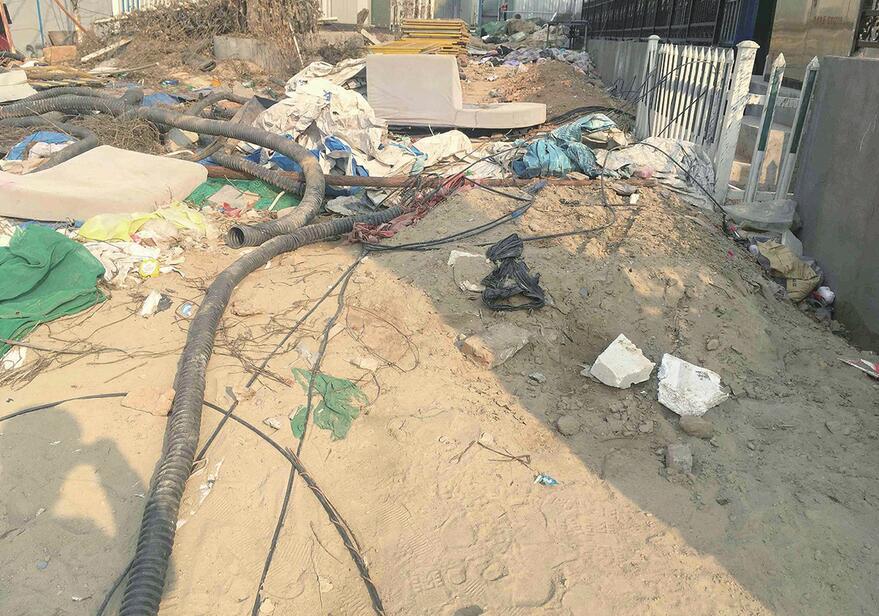 济南草山岭小区西区西南方向建筑垃圾、塑料袋堆积