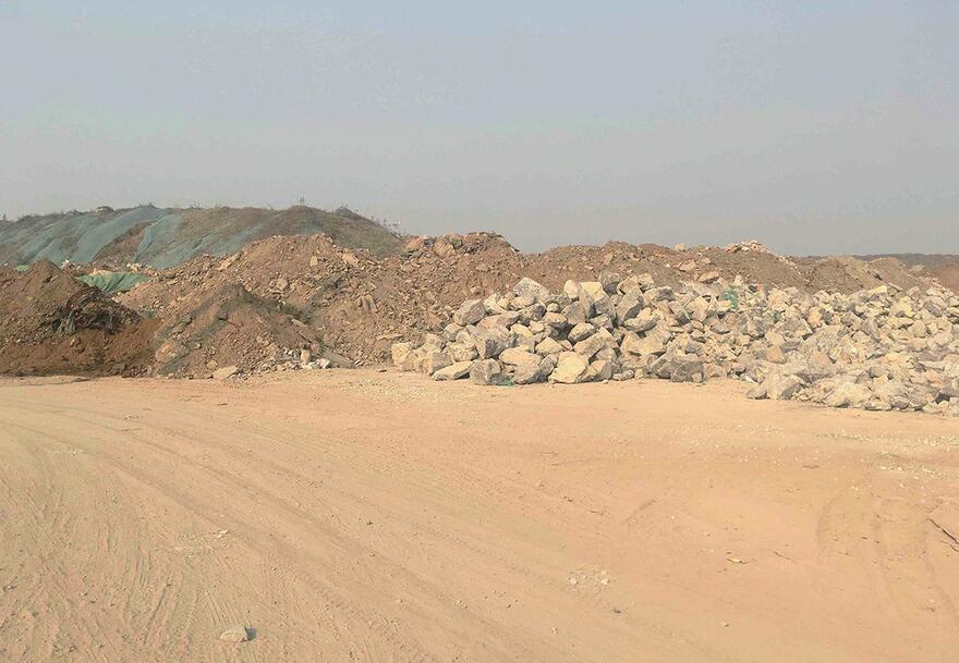 历城区雪山和苑小区西侧大面积建筑垃圾裸露 遭周边居民投诉