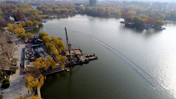 济南：大明湖铺设“轻轨” 彩灯巨轮水上漂