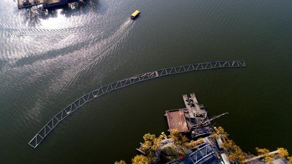 济南：大明湖铺设“轻轨” 彩灯巨轮水上漂