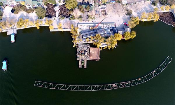 济南：大明湖铺设“轻轨” 彩灯巨轮水上漂