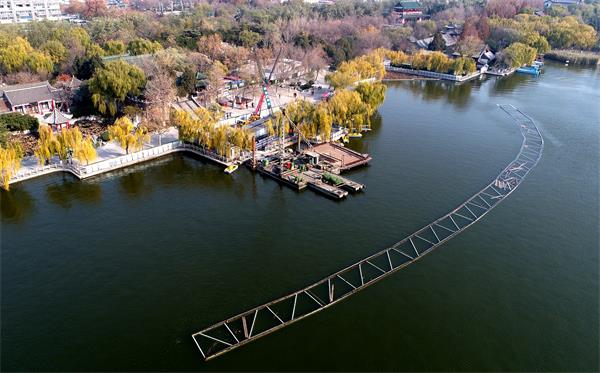 济南：大明湖铺设“轻轨” 彩灯巨轮水上漂