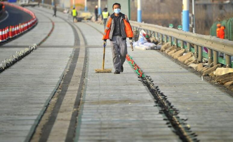首条高速光伏公路现身济南 电动汽车的巨型“太阳能充电宝”
