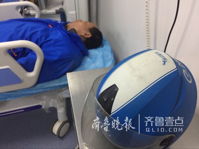 外卖小哥被宝马撞倒 车主朋友用脚踹其头喊: