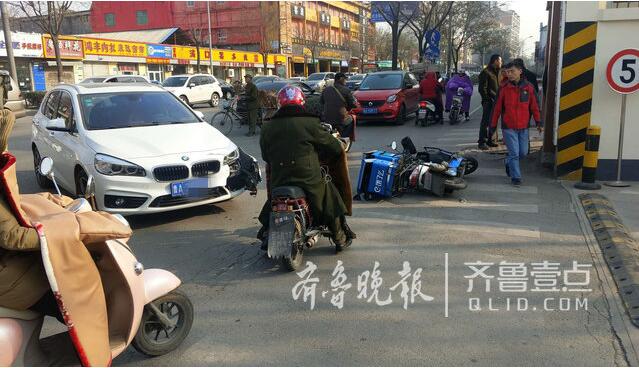 外卖小哥被宝马撞倒 车主朋友用脚踹其头喊: