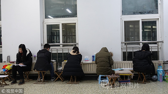 日照学生挑灯夜学过道走廊成教室 晚间依然灯火通明