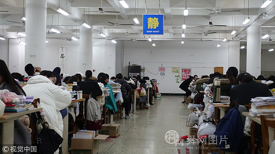 日照学生挑灯夜学过道走廊成教室 晚间依然灯火通明