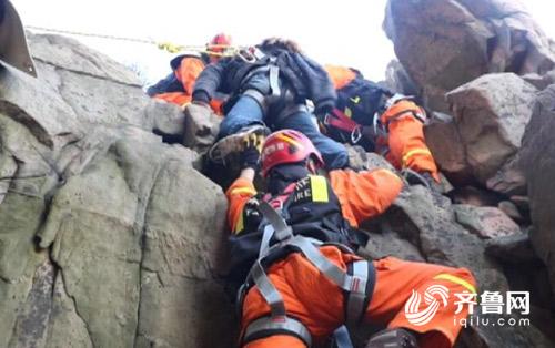 青岛小伙泰山看日出失足坠崖 消防官兵火速救援