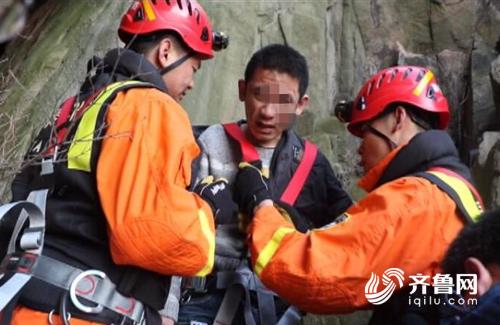 青岛小伙泰山看日出失足坠崖 消防官兵火速救援