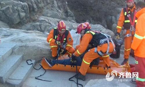 青岛小伙泰山看日出失足坠崖 消防官兵火速救援