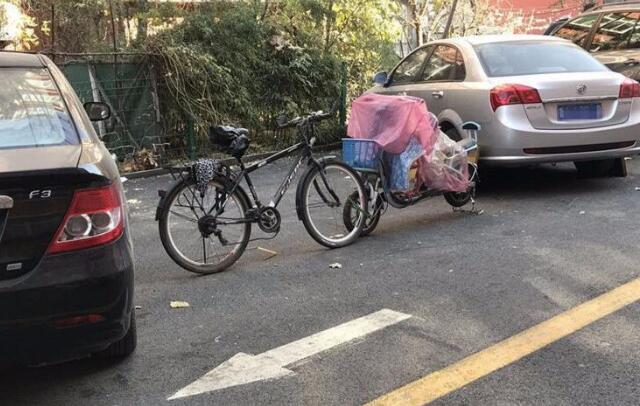 铁桶、桌子…齐上阵 柴油机厂九宿舍居民为占车位拼了