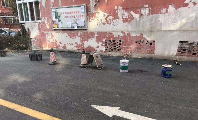 铁桶、桌子…齐上阵 柴油机厂九宿舍居民为占车位拼了